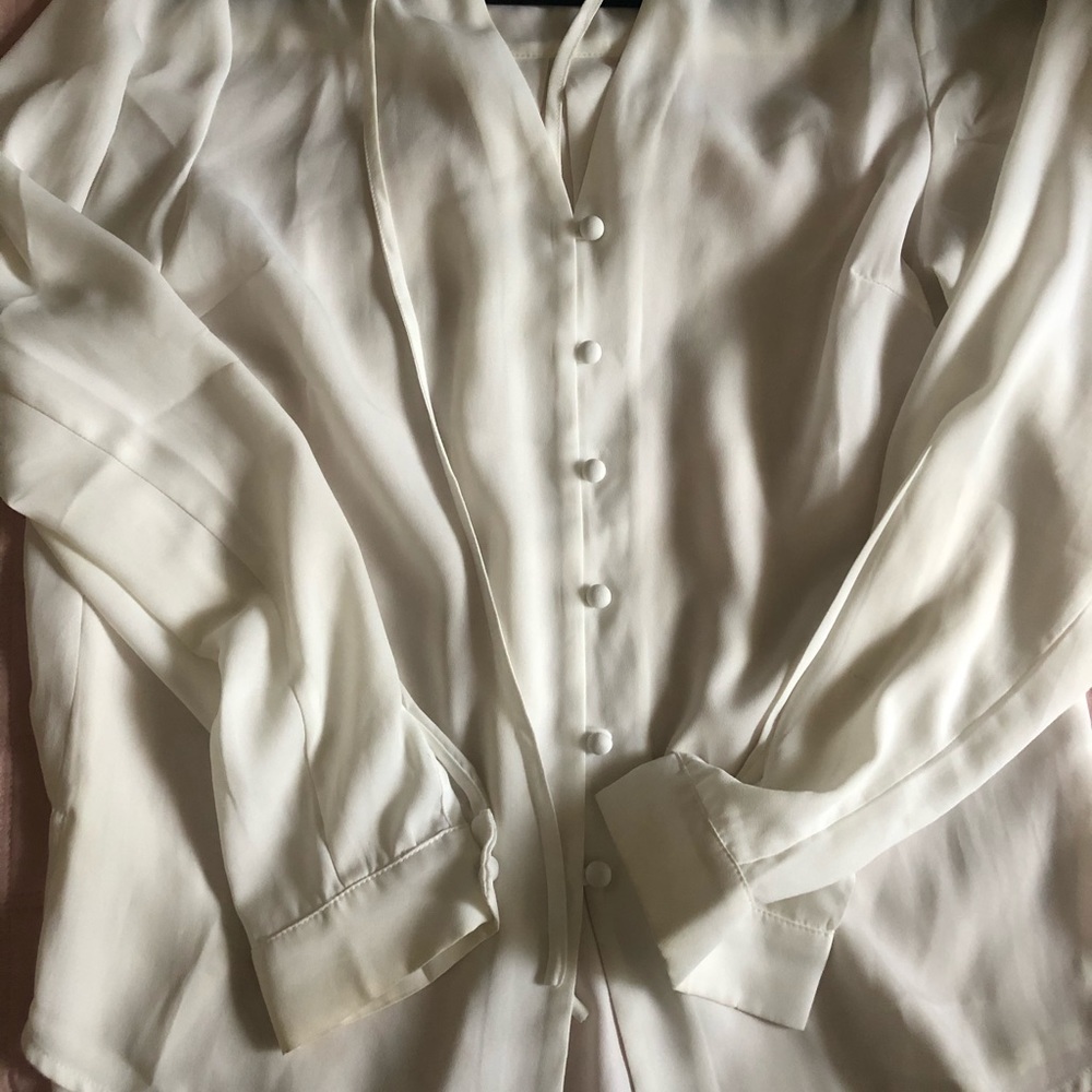Lulu’s Button-Front Blouse 🤍 - Picture 4 of 4